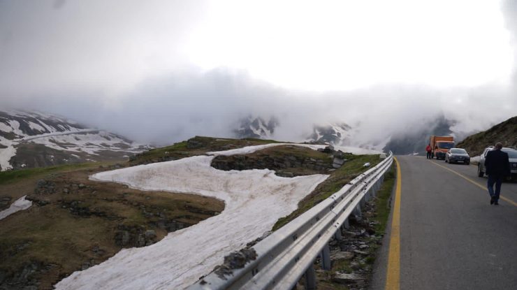Transalpina va fi deschisă circulației la sfârșitul săptămânii viitoare. Zăpada a avut o înălțime de până la 5 metri