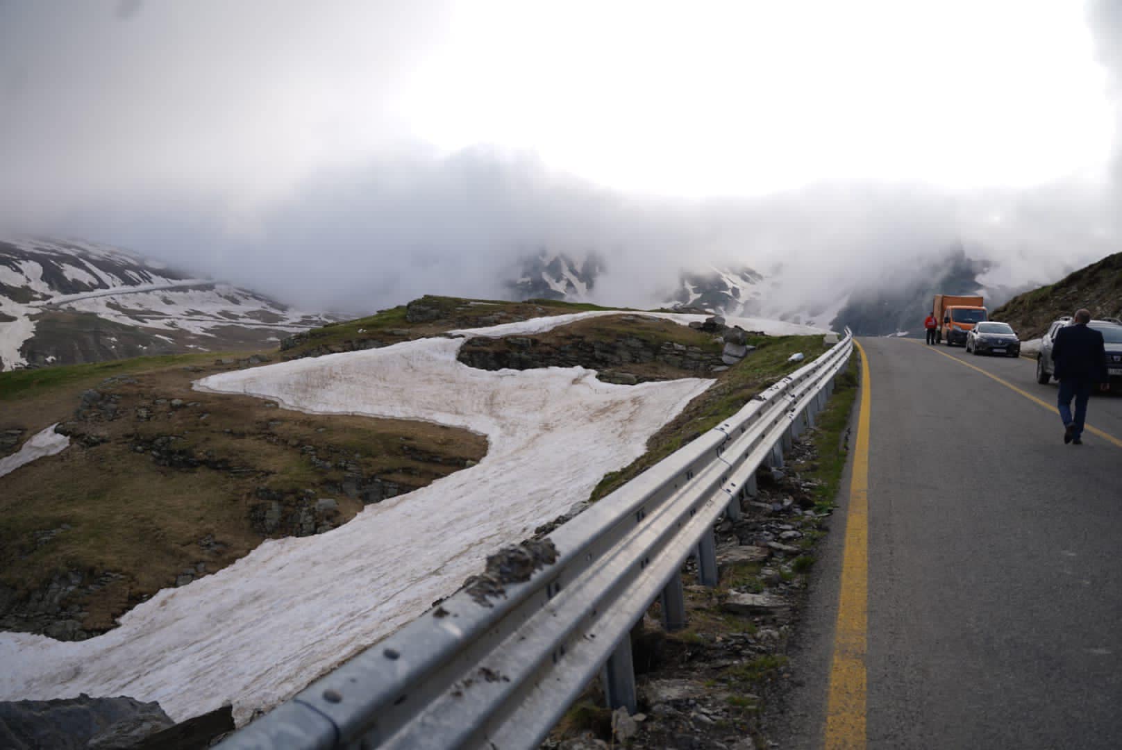 Transalpina va fi deschisă circulației la sfârșitul săptămânii viitoare. Zăpada a avut o înălțime de până la 5 metri
