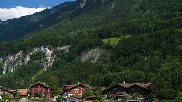 Un mic sat din Elveția este luat cu asalt de turiști, după ce un popular serial sud-coreean a fost filmat acolo