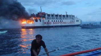 Un feribot cu 120 de persoane la bord a luat foc în Filipine. Imagini cu flăcările uriașe și operațiunea de salvare