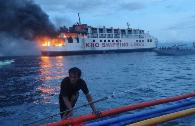 Un feribot cu 120 de persoane la bord a luat foc în Filipine. Imagini cu flăcările uriașe și operațiunea de salvare
