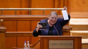 VIDEO. Gafe și scandal la votul de încredere al Parlamentului pentru Guvernul Ciolacu. „Domnule Orban, v-ați uitat hârtia igienică!”