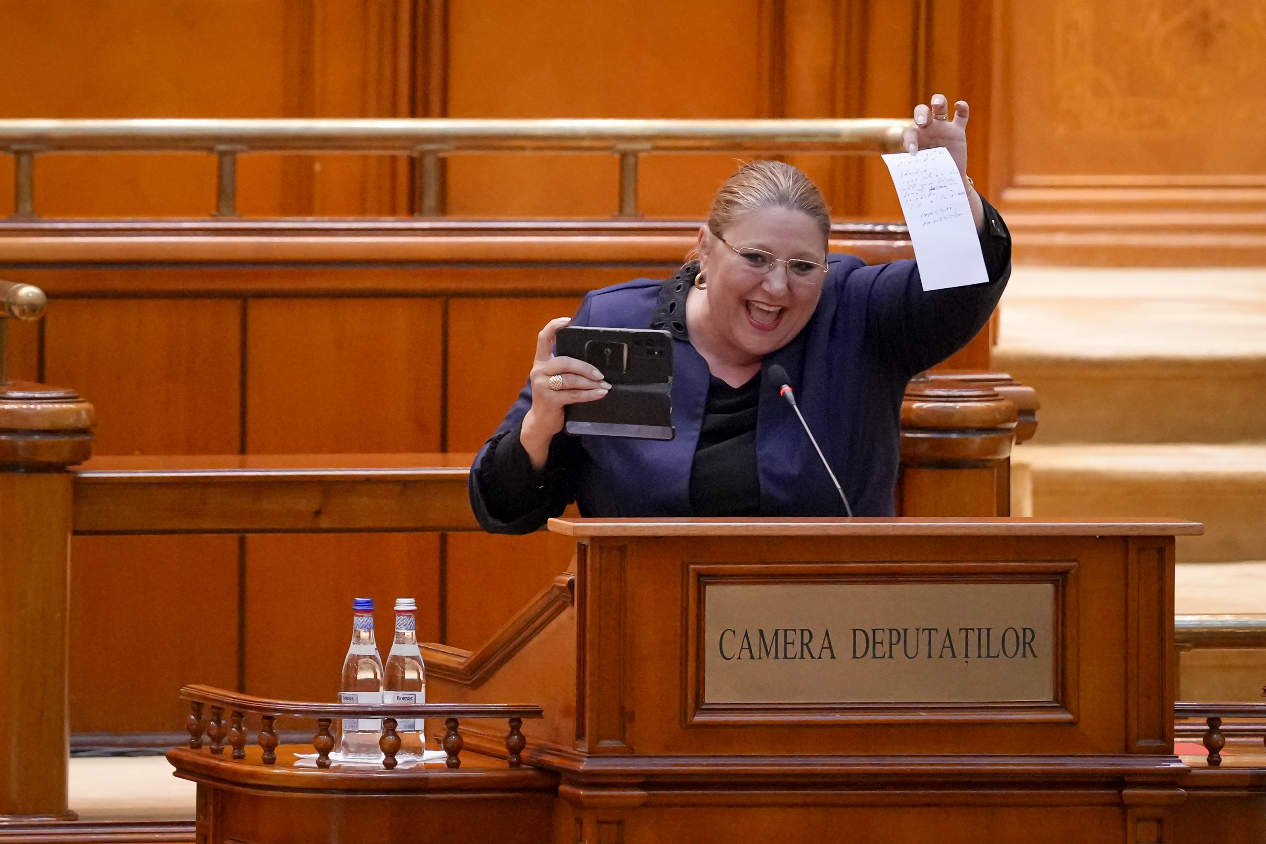 VIDEO. Gafe și scandal la votul de încredere al Parlamentului pentru Guvernul Ciolacu. „Domnule Orban, v-ați uitat hârtia igienică!”