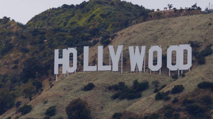 Cineaștii de la Hollywood ajung la un acord de muncă. Scenariștii rămân în grevă. Ce creșteri au obținut regizorii