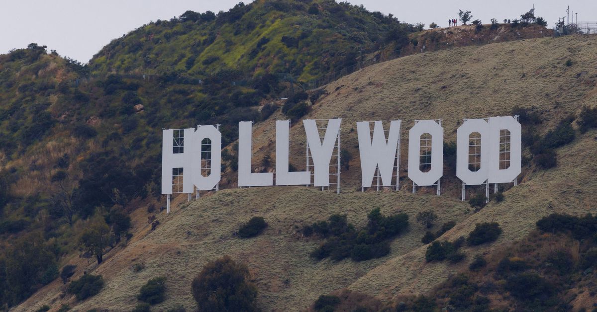 Cineaștii de la Hollywood ajung la un acord de muncă. Scenariștii rămân în grevă. Ce creșteri au obținut regizorii
