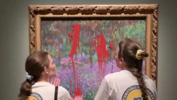 VIDEO. Un tablou al lui Monet, vandalizat într-un muzeu din Stockholm. Două activiste au aruncat cu vopsea roșie pe el