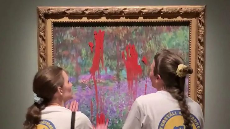 VIDEO. Un tablou al lui Monet, vandalizat într-un muzeu din Stockholm. Două activiste au aruncat cu vopsea roșie pe el