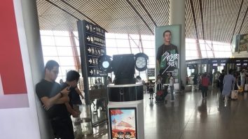 Roboții polițiști patrulează pe aeroportul din Singapore: „Parcă ar fi din Black Mirror”