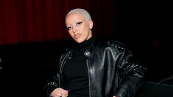 VIDEO. Doja Cat lansează single-ul „Attention”. Piesa a strâns 2,6 milioane de vizualizări în 24 de ore de la debut