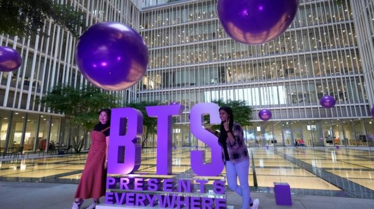 BTS sărbătoreşte 10 ani de la debut. Aniversarea grupului transformă oraşul Seul într-un univers mov