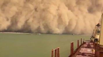FOTO|VIDEO. O furtună uriașă de nisip mătură Canalul Suez din Egipt