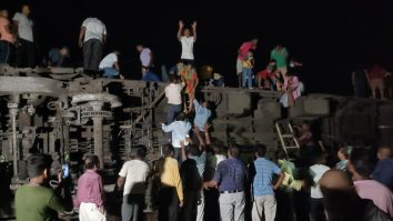 FOTO|VIDEO. Cel puțin 50 de morți și sute de răniți, după ce două trenuri s-au ciocnit în India