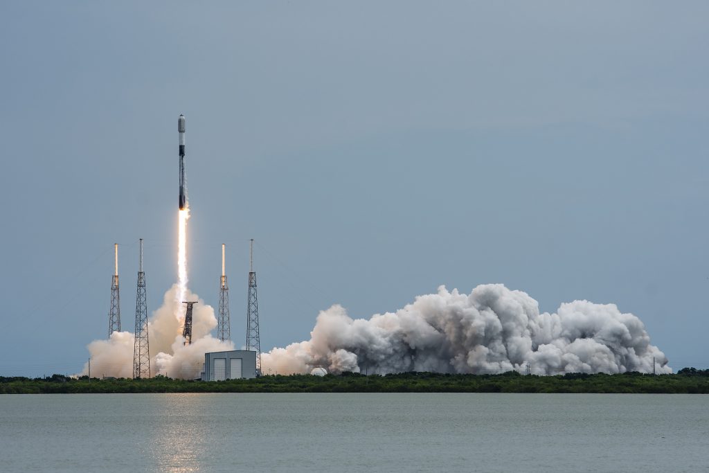 SpaceX lansează 56 de sateliți