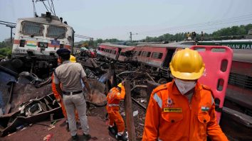 Căutările victimelor continuă în India. Cauza și „persoanele responsabile” pentru accidentul de tren au fost identificate