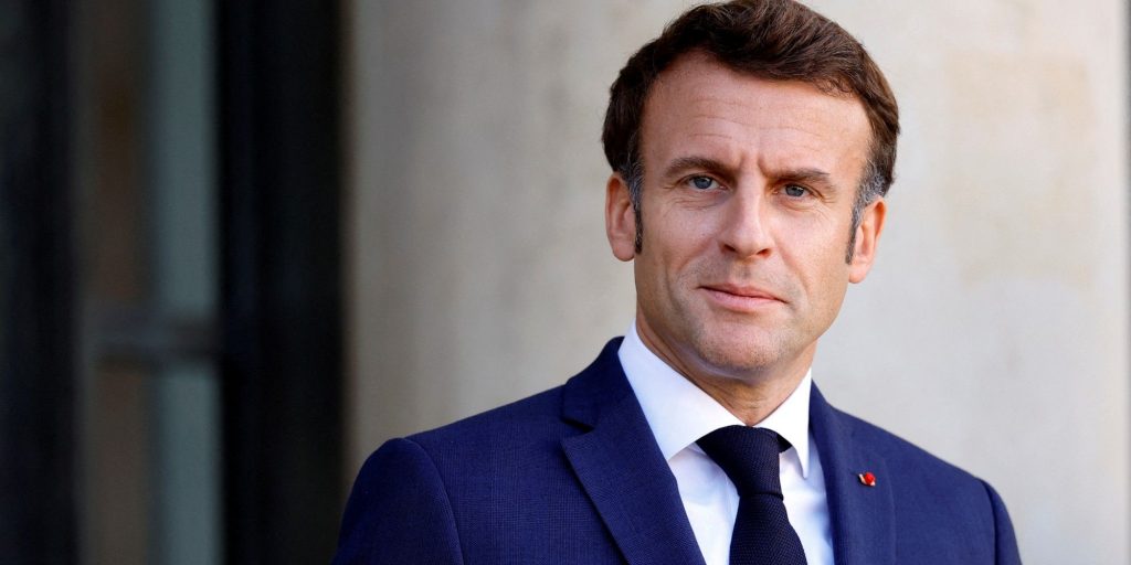 Emmanuel Macron cere uniforme în școlile publice din Franța. Decizia a venit la scurt timp de când a interzis hainele purtate de musulamni