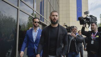 DIICOT îi trimite în judecată pe frații Tate. Andrew și Tristan sunt acuzați și de viol în formă continuată, agresiune sau alte violențe