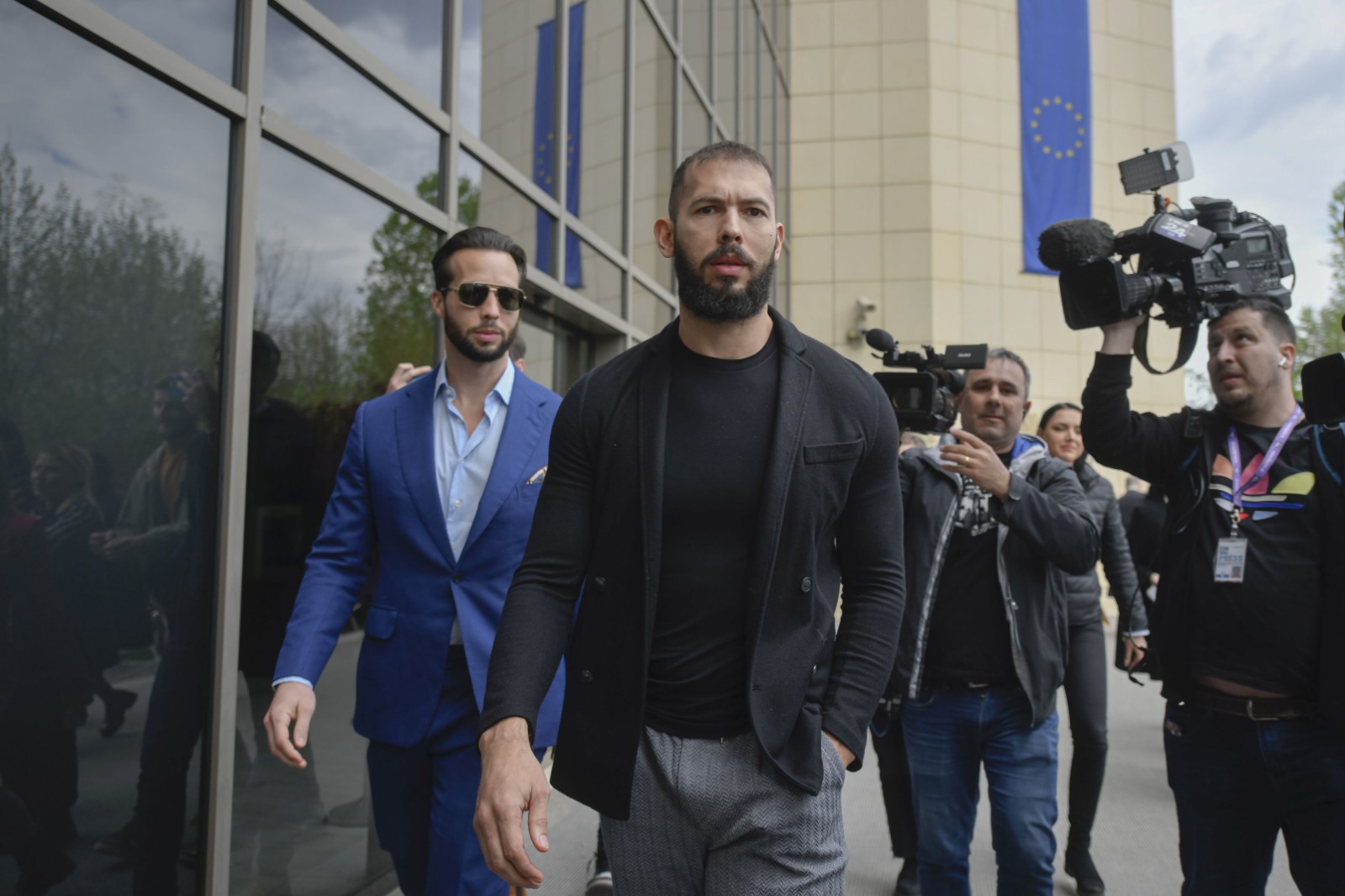 DIICOT îi trimite în judecată pe frații Tate. Andrew și Tristan sunt acuzați și de viol în formă continuată, agresiune sau alte violențe