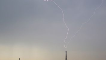 FOTO|VIDEO. Turnul Eiffel a fost lovit de trăsnet, iar Chatelet a fost inundat