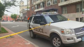 VIDEO. Doi oameni au murit într-un schimb de focuri în apropierea unei festivităţi de absolvire a unui liceu din Virginia