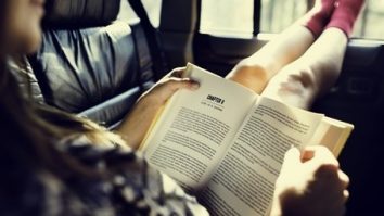 Cititul în mașină îți poate provoca rău de mișcare. Un expert explică motivele pentru care ai brusc stări de greață