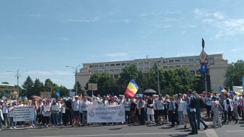 FOTO-VIDEO. Sindicatele din Educație continuă greva. Al treilea mare protest al profesorilor în București a început
