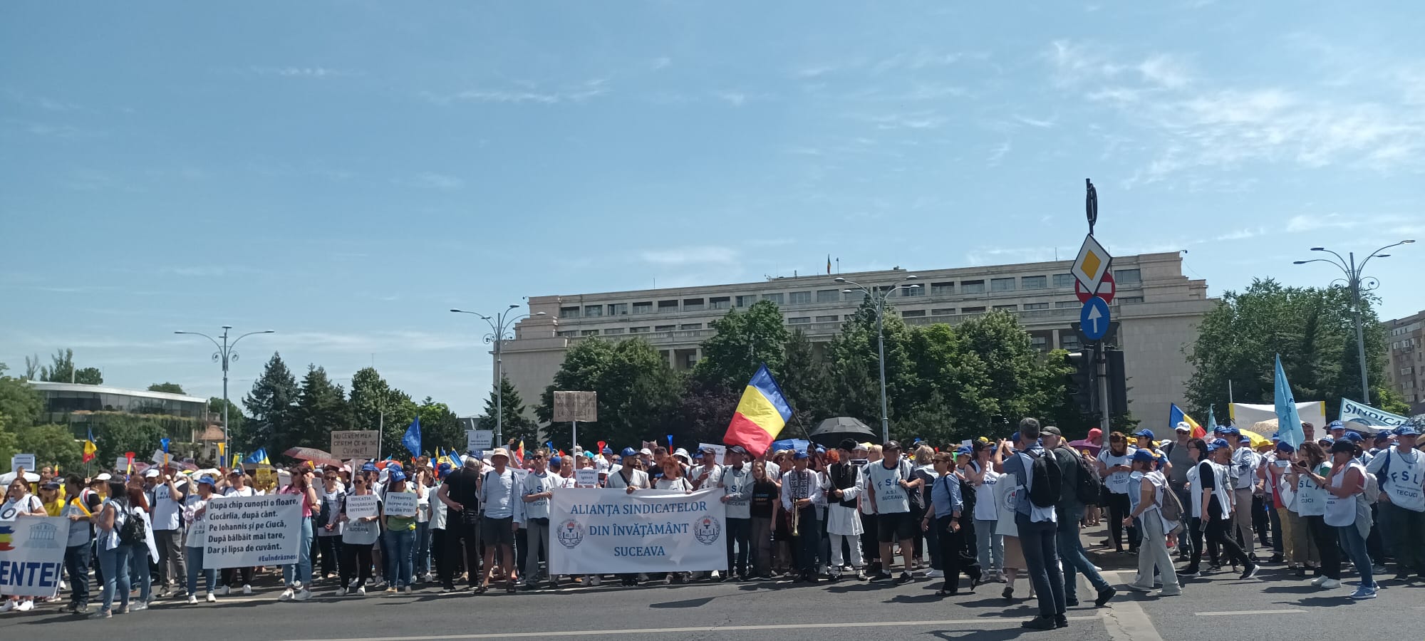 FOTO-VIDEO. Sindicatele din Educație continuă greva. Al treilea mare protest al profesorilor în București a început