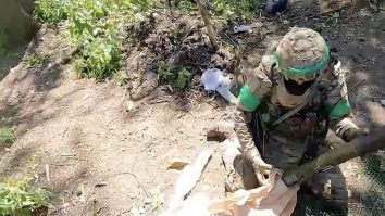 FOTO|VIDEO. O femeie soldat ia cu asalt tranșeele rusești de lângă Bahmut, în Ucraina. Cum a fost surprinsă de o cameră video