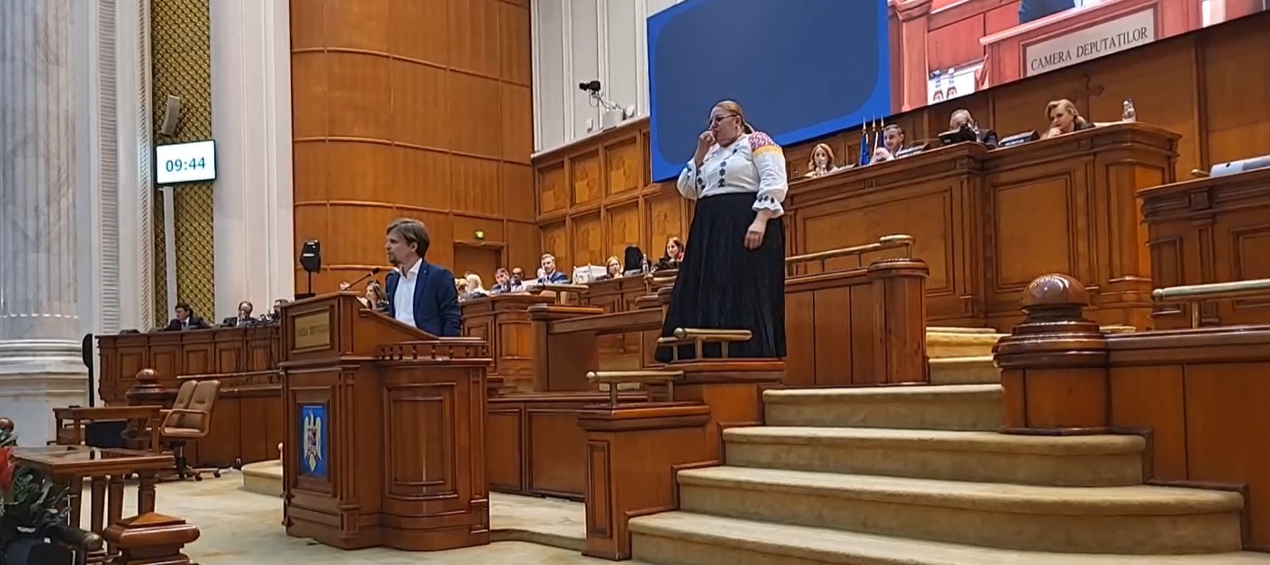 Indemnizațiile senatorilor și deputaților vor fi tăiate în cazuri de violență verbală sau fizică. Șoșoacă: „Este o lege anti-Şoşoacă”