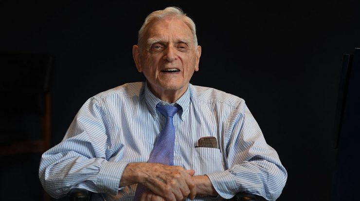 A murit cel mai în vârstă laureat al Premiului Nobel. John Goodenough a fost un pionier în dezvoltarea bateriilor litiu-ion
