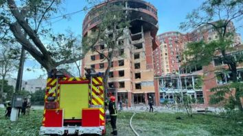 FOTO. Trei persoane au murit și cel puțin 13 au fost rănite într-un atac cu rachete rusești asupra orașului Odesa