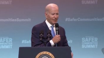 De ce și-a încheiat Joe Biden discursul pe tema controlului armelor cu „God save the Queen, man”?