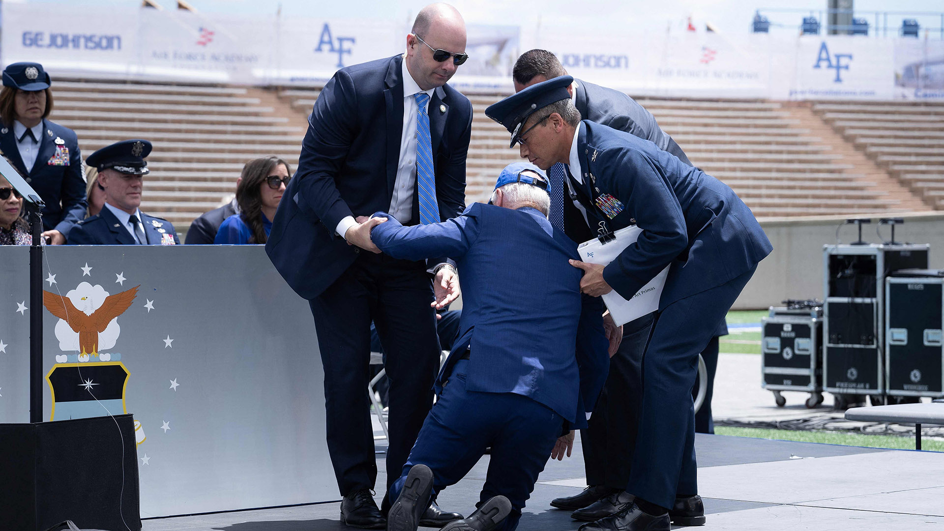 VIDEO. Joe Biden a căzut pe scenă în timp ce înmâna diplome la absolvirea Academiei Forțelor Aeriene americane