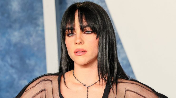 FOTO. Billie Eilish a petrecut o zi însorită la piscină în bikini. Cum a învațat cântăreața să treacă peste bullying