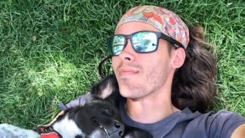 FOTO|VIDEO. Alex Sidney și cățelușa Nova pe care a găsit-o în România călătoresc în jurul lumii