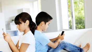 Părinții și școlile dintr-un oraș irlandez cer interzicerea smartphone-urilor pentru copiii mici: „Este mult mai ușor să spui nu”