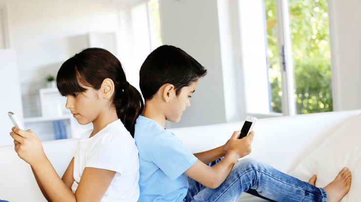 Părinții și școlile dintr-un oraș irlandez cer interzicerea smartphone-urilor pentru copiii mici: „Este mult mai ușor să spui nu”