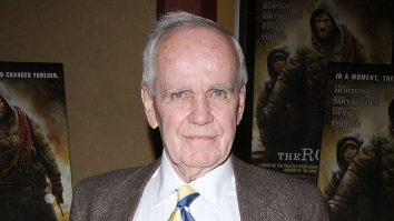 FOTO. Cormac McCarthy a murit la vârsta de 89 de ani. De ce a fost supranumit „geniul întunecat”