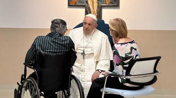 FOTO. Primele imagini cu Papa Francisc după intervenţia chirurgicală. Suveranul pontif va fi externat în zilele următoare