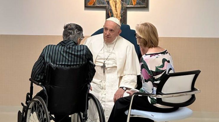 FOTO. Primele imagini cu Papa Francisc după intervenţia chirurgicală. Suveranul pontif va fi externat în zilele următoare