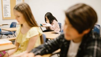 Elevii clasei a VIII-a susțin astăzi Evaluarea Națională. Prima probă este la Limba și Literatura română