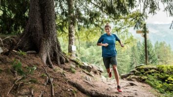 O maratonistă a alergat 160 de km în 15 ore. Courtney Dauwalter a doborât recordul la Western States din California