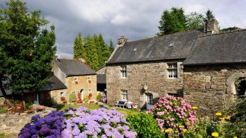 O fetiță britanică în vârstă de 11 ani a fost împușcată mortal de către vecin în grădina casei sale în Bretania