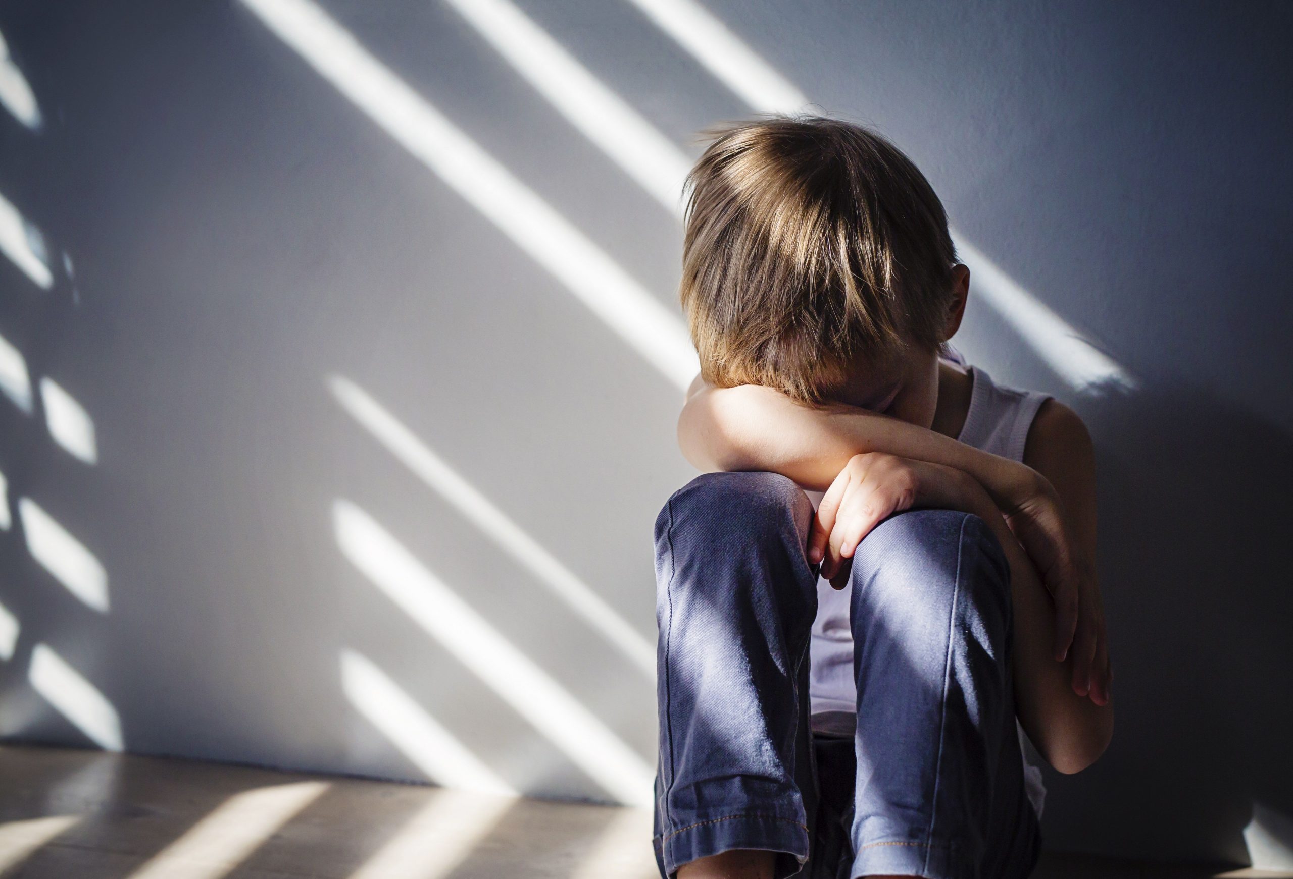 STUDIU. Anxietatea la copii și adolescenți. De ce terapia este mai importantă decât tratamentul medicamentos