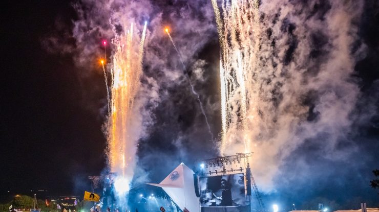 Mâine începe cel mai mare festival din Marea Britanie. Ce artiști vor urca pe scena de la Glastonbury