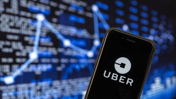 Uber introduce reclame video în aplicație. Clienții vor fi obligați să vadă reclame în timp ce-și așteaptă cursa, dar și în timpul ei