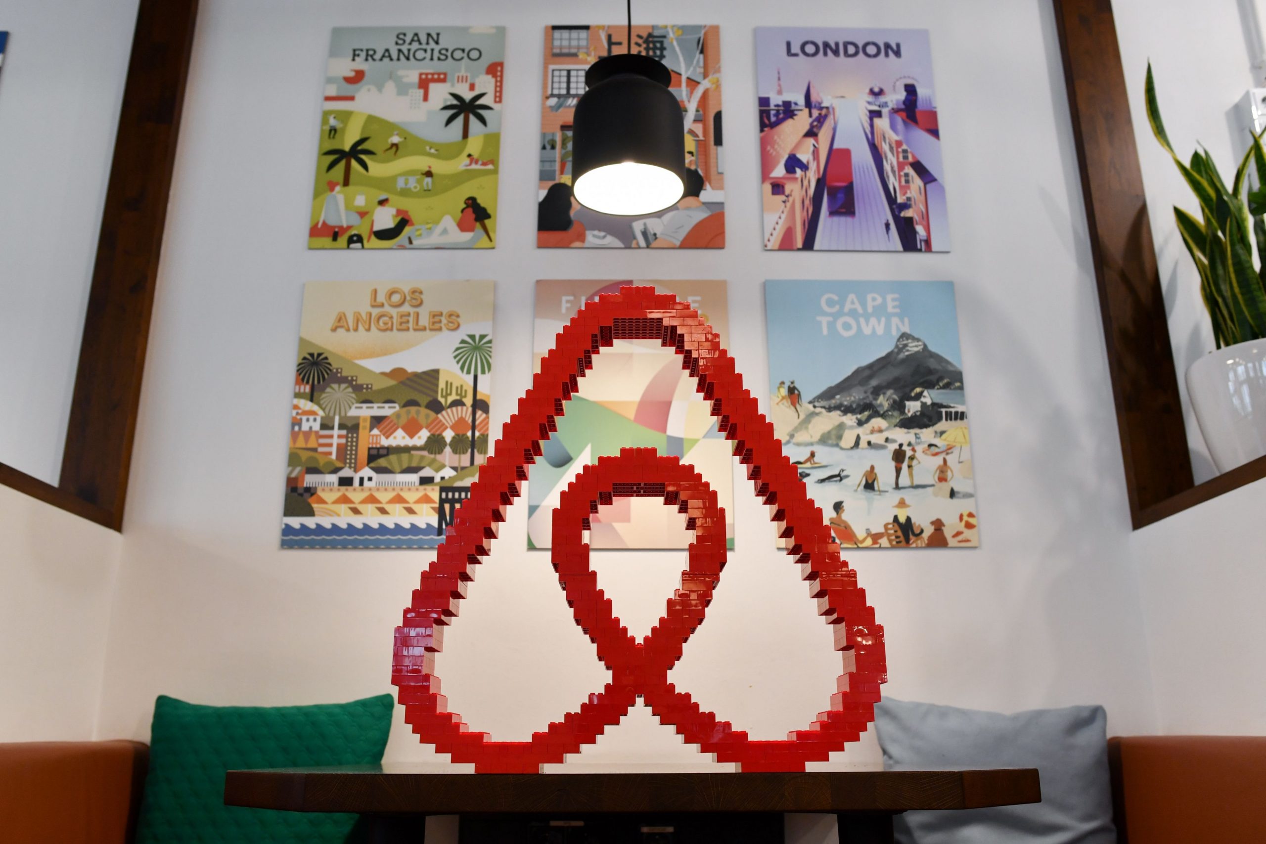 CEO-ul Airbnb susține că inteligența artificială va deschide calea pentru „milioane de startup-uri” în loc să înlocuiască locurile de muncă
