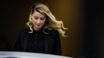 Amber Heard s-a remarcat la premiera filmului „In The Fire”. Prima apariție a actriței de la procesul cu Johnny Depp