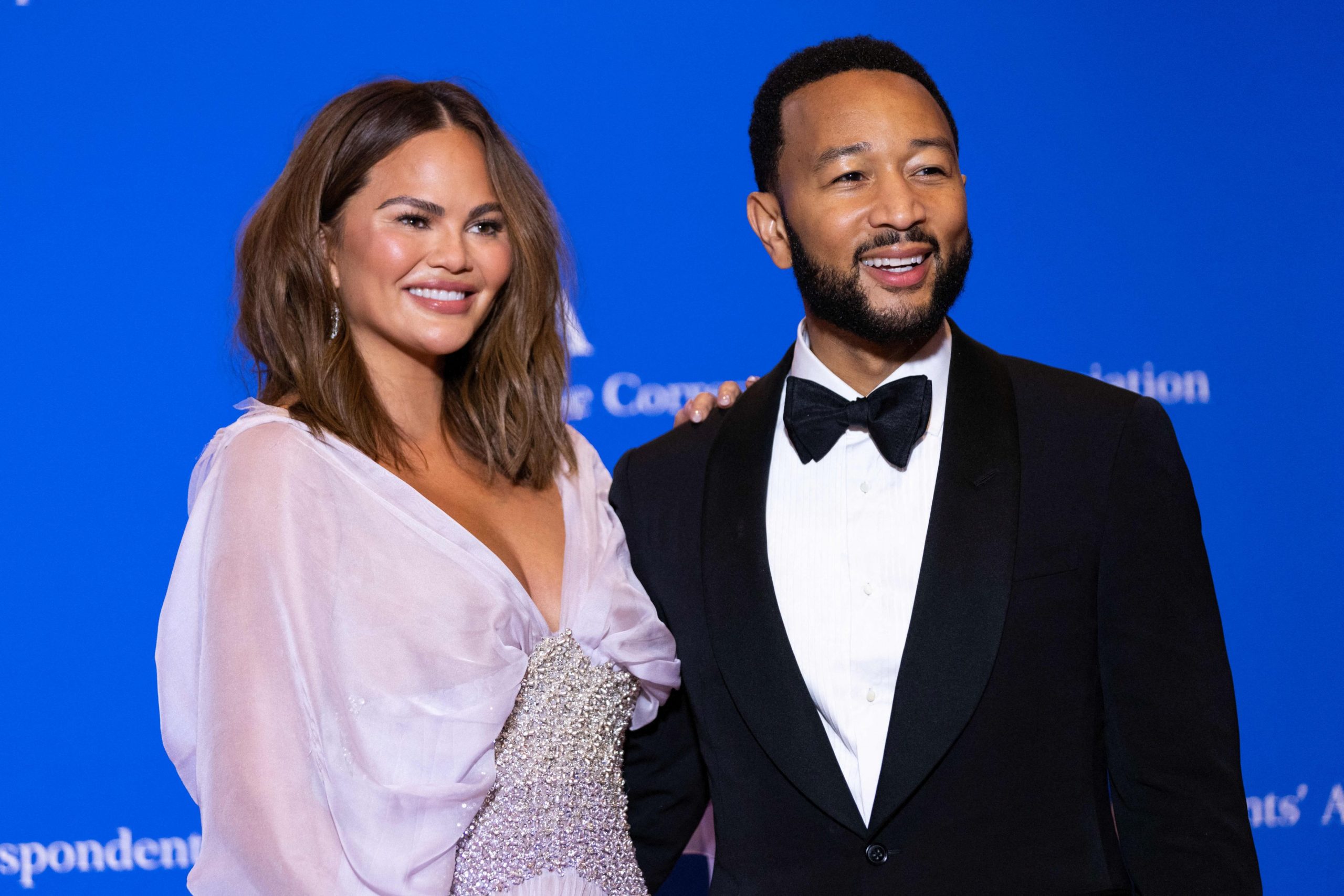 Chrissy Teigen și John Legend au devenit părinți pentru a patra oară cu ajutorul unei mame surogat. Ce i-au pus băiețelului