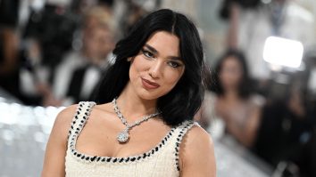 FOTO. Dua Lipa, ședință foto sexy într-un costum de baie din colecția făcută în colaborare cu Donatella Versace