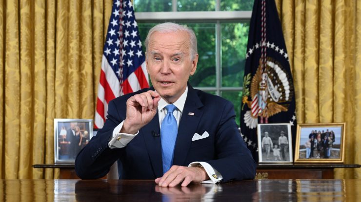 Joe Biden își apără „decizia foarte dificilă” de a oferi Ucrainei bombe cu dispersie. Ce impact ar avea noile arme în război